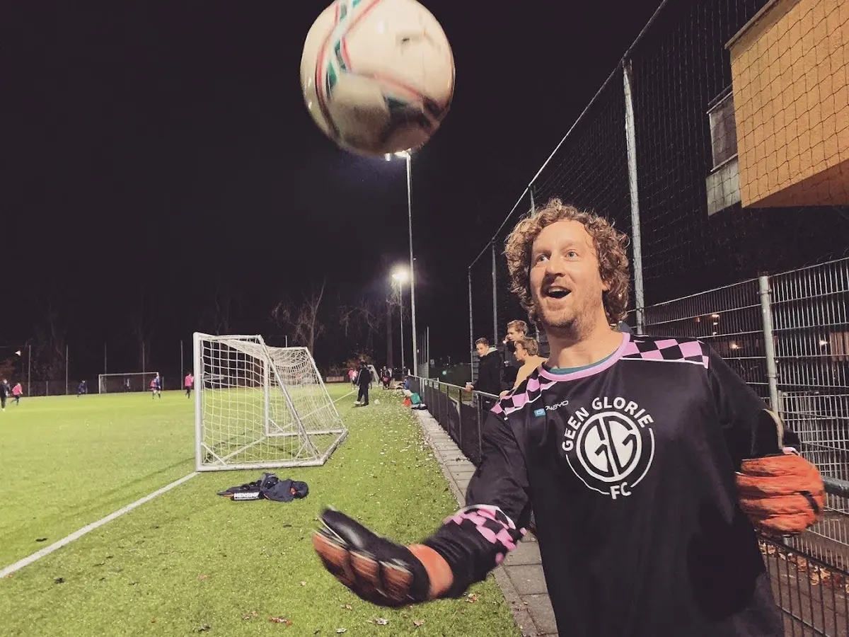 Erik Kuijper met een voetbal
